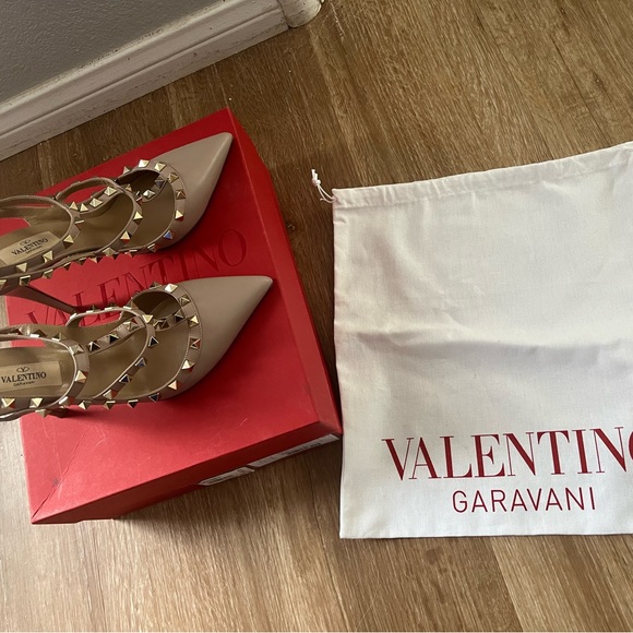 Valentino Pumps , worn once size 38.5 , studded ankle strap. Gorgeous! - Picture 2 of 4